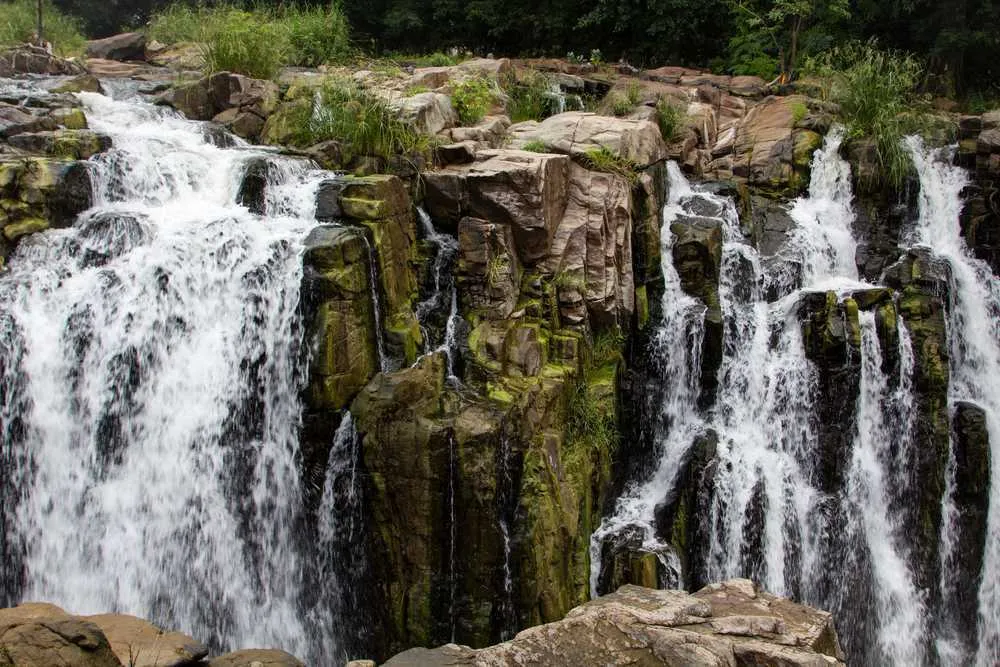 Puliyancholai Waterfalls - view 1